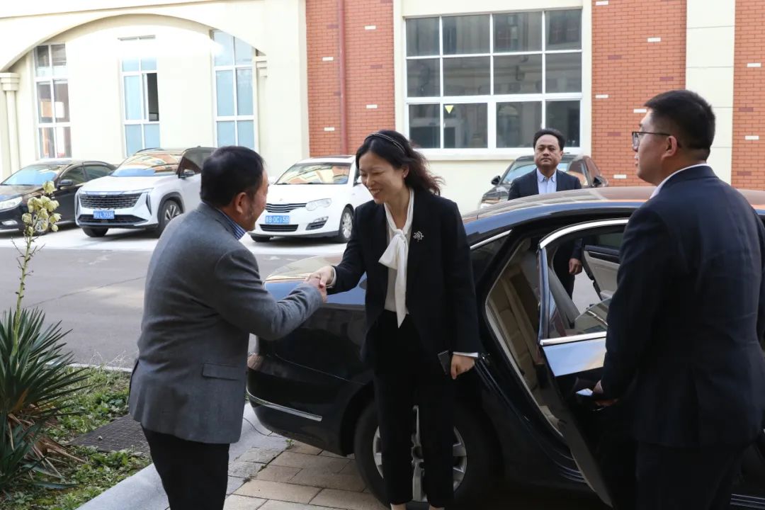 Nowy przywódca okręgu Qingdao West Coast, Xue Wenqian, odwiedził Tianyi Muzu w celu przeprowadzenia badań i wskazówek