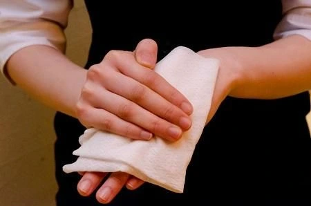 Mokre chusteczki do tkanek dodają koloru do usług hotelowych